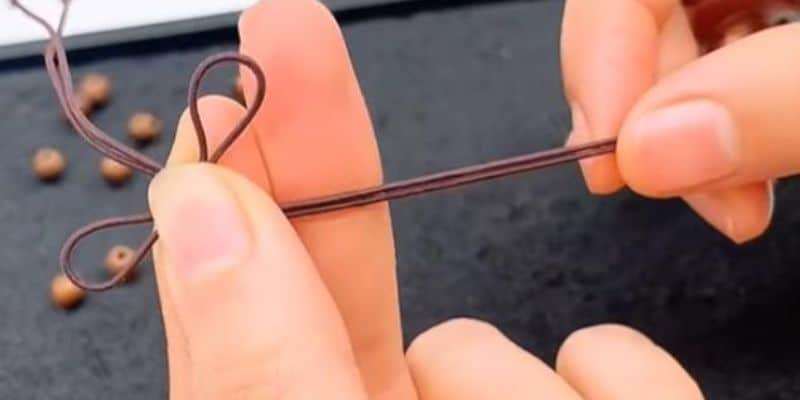 اصنعي بتلتين من الزهور للعقدة