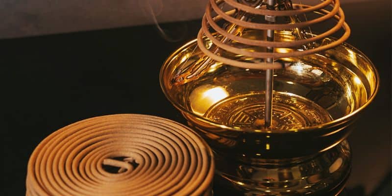 توضع أعواد البخور المشتعلة على أعواد نحاسية.