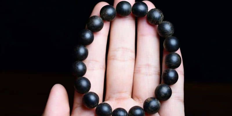 سوار هاك كي نام المصنوع من خشب العود يلفت الأنظار