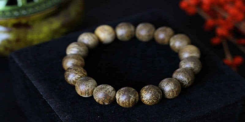 عملية إنتاج خشب العود وتحويله إلى منتج سوار رقيق من خشب العود