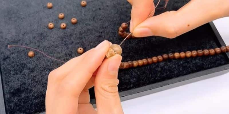 قارن طرفي السلك بالتساوي من كلا الجانبين