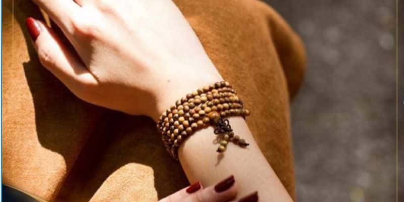 لا ترتدي سوارًا من خشب العود إذا كنت لا تؤمن بفوائده