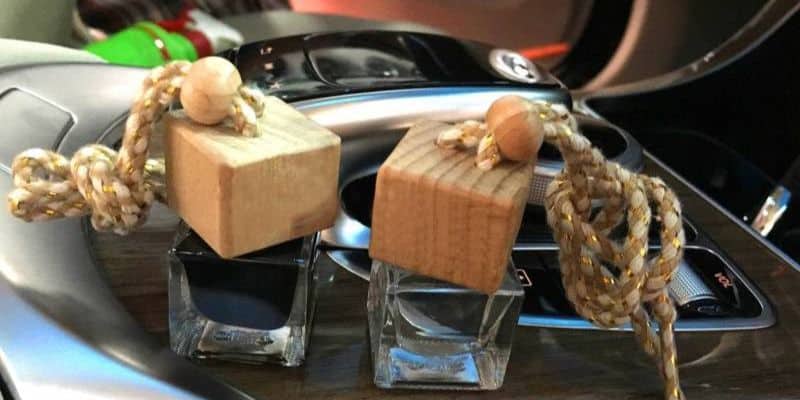 ناشر زيت اللبان العطري المعلق في السيارة يحتوي على موزع عطر رقيق وفاخر برائحة زيت اللبان العطرية في السيارة له رائحة رقيقة