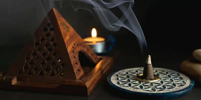 يترك خشب العود برائحته النقية عبيراً يدوم طويلاً