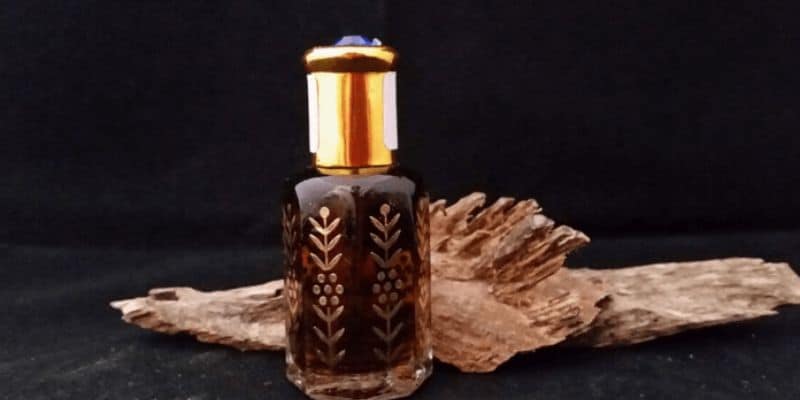 يُعتبر زيت العود العطري ملك الزيوت العطرية.
